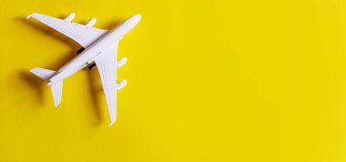 Seyahat hazırlama konsepti uçak, para, pasaport, sarı arka plan. Seçici odaklanma. Tatiller