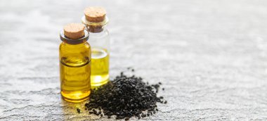 Siyah kimyonun temel yağı. Seçici odaklanma. Doğa