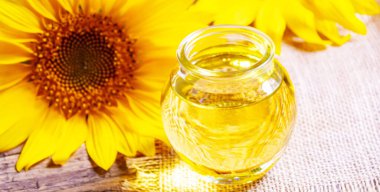 Eski ahşap arka planda ayçekirdeği ve yağ şişesi. Seçici odaklanma. Doğa.