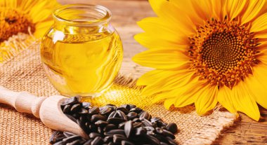 Eski ahşap arka planda ayçekirdeği ve yağ şişesi. Seçici odaklanma. Doğa.