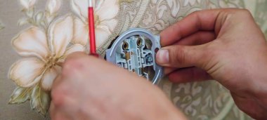 Elektrik işi, anahtar ve soket kurulumu yaz. Odaklan. Endüstriyel