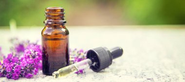 Lavanta yağı küçük bir şişede. Seçici odaklanma. Doğa.