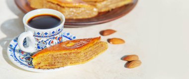 Hafif arka planda Türk kahvesi ve baklavası. Seçici odaklanma. yiyecek.