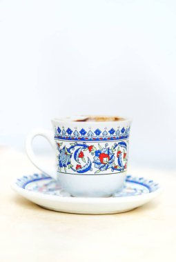 Hafif arka planda Türk kahvesi. Seçici odak.