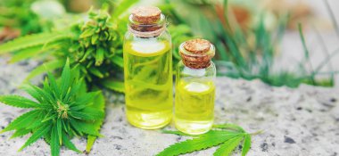 Küçük bir kavanozda esrar yağı. Seçici odak.