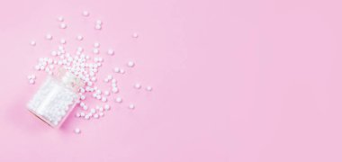 Küçük kavanozlarda Homeopati. Bitkisel özü. Seçici odaklanma. Doğa.