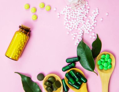 Küçük kavanozlarda Homeopati. Bitkisel özü. Seçici odaklanma. Doğa.