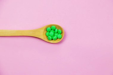 Küçük kavanozlarda Homeopati. Bitkisel özü. Seçici odaklanma. Doğa