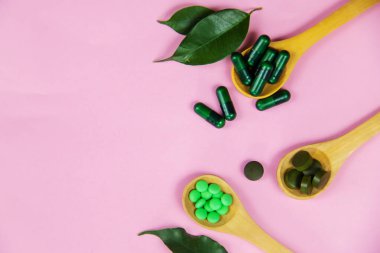 Küçük kavanozlarda Homeopati. Bitkisel özü. Seçici odaklanma. Doğa