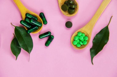 Küçük kavanozlarda Homeopati. Bitkisel özü. Seçici odaklanma. Doğa