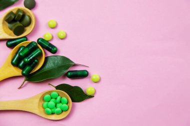 Küçük kavanozlarda Homeopati. Bitkisel özü. Seçici odaklanma. Doğa