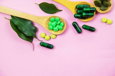 Küçük kavanozlarda Homeopati. Bitkisel özü. Seçici odaklanma. Doğa