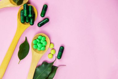 Küçük kavanozlarda Homeopati. Bitkisel özü. Seçici odaklanma. Doğa