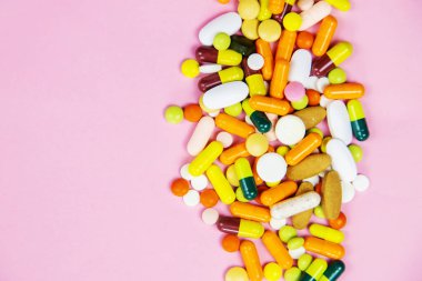 çok renkli haplar ve ilaç kapsülleri Omega 3 seçici odak, tıbbi