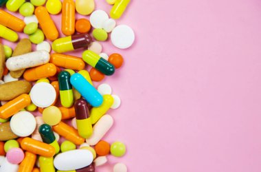 çok renkli haplar ve ilaç kapsülleri Omega 3 seçici odak, tıbbi