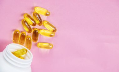 çok renkli haplar ve ilaç kapsülleri Omega 3 seçici odak, tıbbi