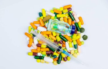 çok renkli haplar ve ilaç kapsülleri Omega 3 seçici odak, tıbbi