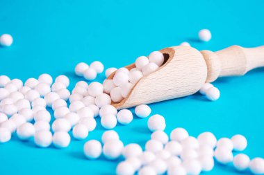 Küçük kavanozlarda homeo Homeopati. Bitkisel özü. Seçici odak.