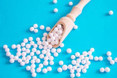 Küçük kavanozlarda homeo Homeopati. Bitkisel özü. Seçici odak.