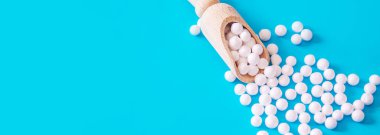 Küçük kavanozlarda homeo Homeopati. Bitkisel özü. Seçici odak.