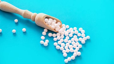 Küçük kavanozlarda homeo Homeopati. Bitkisel özü. Seçici odak.