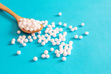 Küçük kavanozlarda homeo Homeopati. Bitkisel özü. Seçici odak.