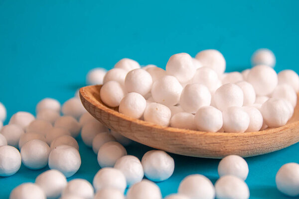 Гомеопатия в маленьких банках. Травяной экстракт. Селективный фокус.