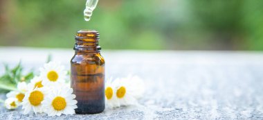 Papatya yağı küçük bir şişede. Seçici odaklanma. Doğa.