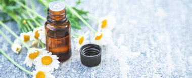 Papatya yağı küçük bir şişede. Seçici odaklanma. Doğa.