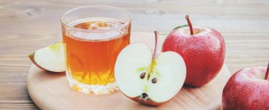 Bardakta elma suyu. Seçici odaklanma. Doğa.