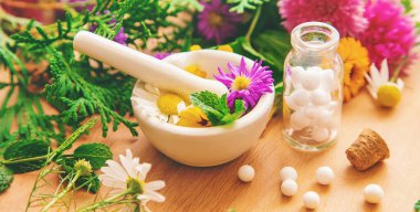 Küçük kavanozlarda Homeopati. Bitkisel özü. Seçici odaklanma. Doğa.