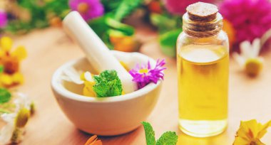 Küçük kavanozlarda Homeopati. Bitkisel özü. Seçici odaklanma. Doğa.