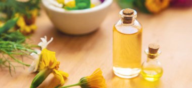 Küçük kavanozlarda Homeopati. Bitkisel özü. Seçici odaklanma. Doğa.