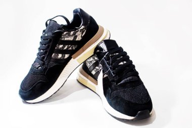 Beyaz arka planda spor ayakkabılar. Seçici odaklanma. Spor