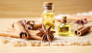 Şişe içinde yıldız anason ve tarçın yağı. Seçici odaklanma. Doğa