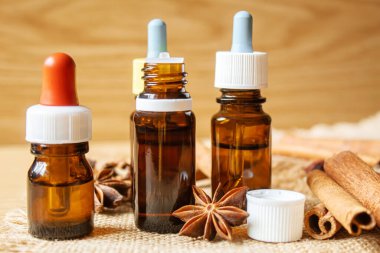 Şişe içinde yıldız anason ve tarçın yağı. Seçici odaklanma. Doğa