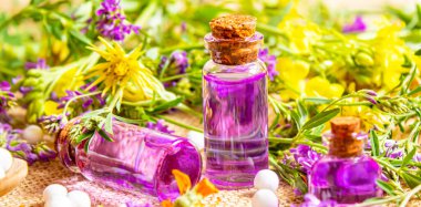 Homeopati, bitkiler ve özleri. Seçici odak.