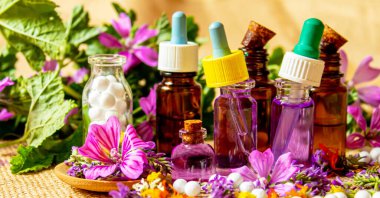 Homeopati, bitkiler ve özleri. Seçici odak.