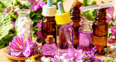 Homeopati, bitkiler ve özleri. Seçici odak.