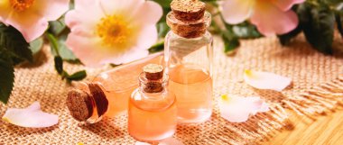 Gül esaslı yağ gül gemisi Seçici odak.