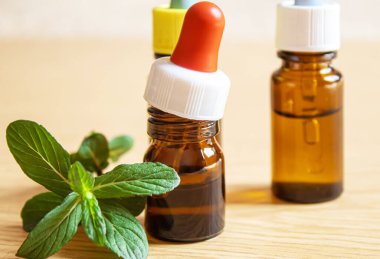 Küçük bir kavanozda ısırgan otu özü. Seçici odak.