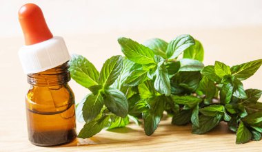 Küçük bir kavanozda ısırgan otu özü. Seçici odak.