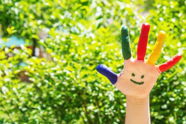 Yazın renklerinde çocuk elleri. Seçici odaklanma. Doğa.