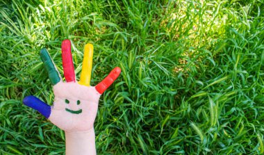 Yazın renklerinde çocuk elleri. Seçici odaklanma. Doğa.