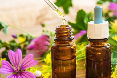 Şifalı bitkiler, küçük şişelerdeki yağlar homeopati. Seçici odaklanma. Doğa