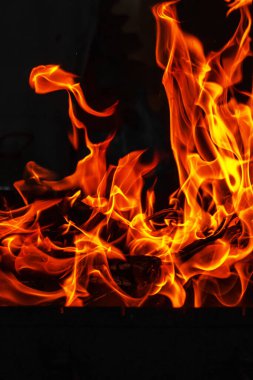 Geceleyin siyah arka planda yangın. seçici odaklanma. Doku