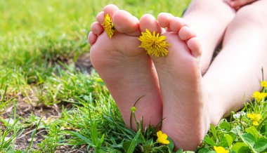 Çocuk yeşil çimlerin üzerinde yatıyor. Çocuk bahar parkında eğleniyor. Seçici odaklanma. insanlar