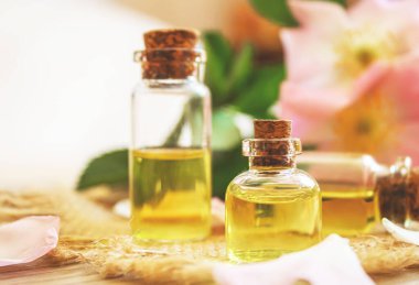 Rosehip özütü şişelerde. Homeopati. Seçici odaklanma doğası