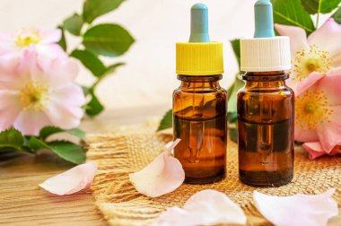 Rosehip özütü şişelerde. Homeopati. Seçici odaklanma doğası