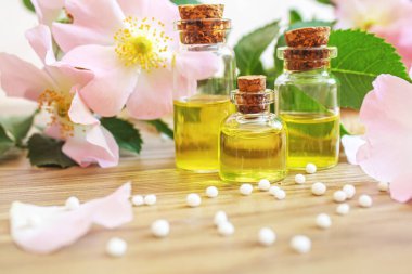 Rosehip özütü şişelerde. Homeopati. Seçici odaklanma doğası